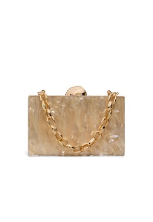 Pochette rectangulaire beige marbrée avec fermoir doré arrondi et anse chaîne dorée épaisse sur fond blanc.