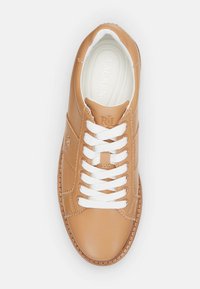 Bruna lädersneakers med vita skosnören, rund tå och sydda detaljer längs sidorna och sulan. Har ett präglat logotyp på tungan.