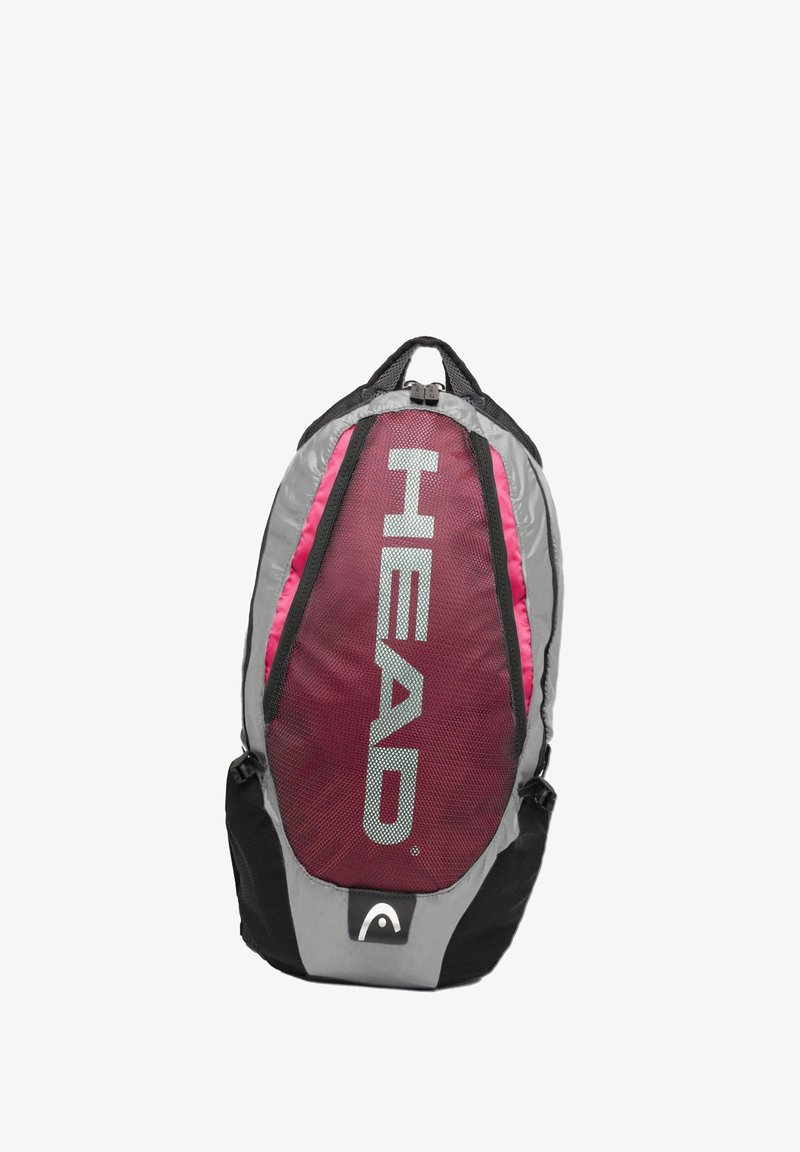 Rugzak met grijze stof, groot dieprode gaaspaneel, zilveren letters en zwarte accenten. Beschikt over verstelbare schouderbanden en een handvat aan de bovenkant.