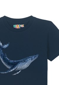 T-shirt bleu marine avec une illustration détaillée d'une baleine dans des nuances de bleu et de gris, avec un col rond et des manches courtes.