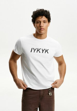 - T-shirt z nadrukiem