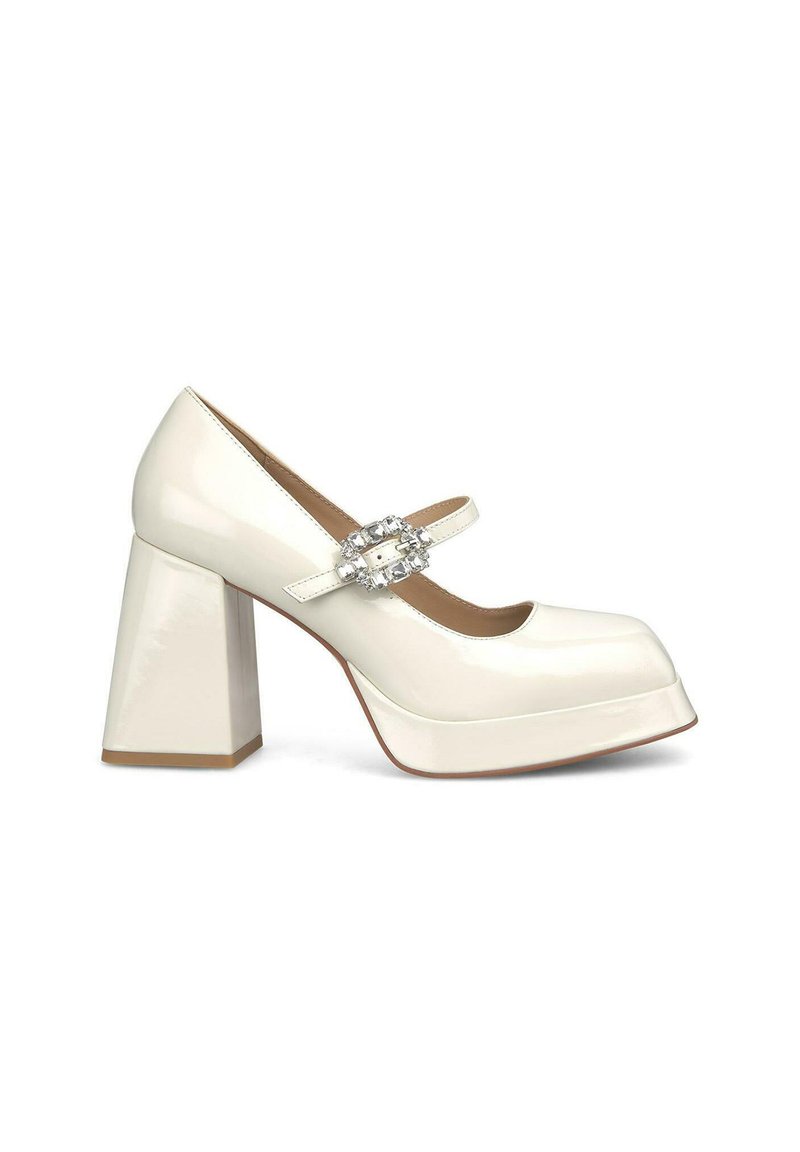 Zapato de tacón chunky de charol blanco con punta redonda, tirante estilo Mary Jane y una hebilla decorativa de gema transparente en el costado.