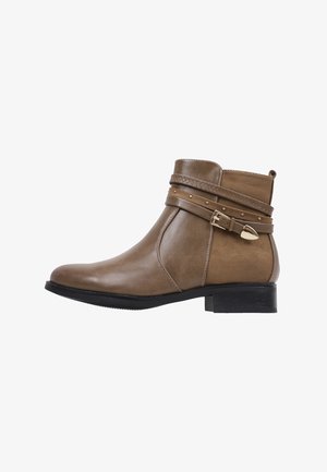 Bottine en cuir marron avec un petit talon carré, dotée de deux sangles décoratives avec des clous et d'une boucle dorée.