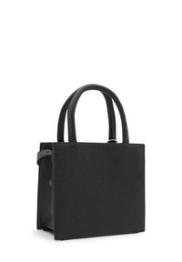 Czarna torebka w kształcie kwadratu z teksturowanym wykończeniem, podwójnymi rączkami u góry i boczną kieszenią. Prosty design, bez widocznych elementów metalowych ani akcentów.