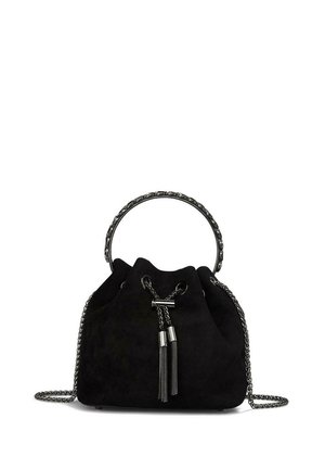 Bolso de cubo de ante negro con un asa redonda, acentos de cadena plateada y detalle de borlas. Textura suave y cierre de cordón.