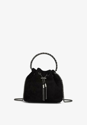 Bolso de cubo de ante negro con un asa redonda, acentos de cadena plateada y detalle de borlas. Textura suave y cierre de cordón.