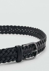 Curea împletită neagră, fabricată din material texturat, având o cataramă și un suport din metal negru. Designul este plat și flexibil.