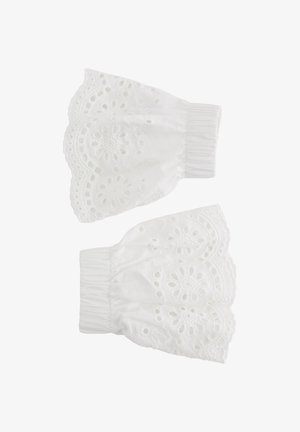 Par bijelih pamučnih čipkastih manžeta s elastičnim trakama i izrezanim cvjetnim vezom, dizajniranih kao odvojivi dodaci za rukave.