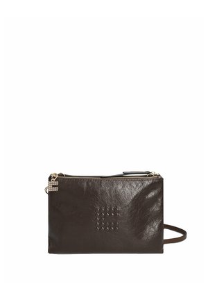 Dunkelbraune, strukturierte Leder-Handgelenktasche mit Reißverschluss und einem kleinen goldfarbenen dekorativen Anhänger am Reißverschluss.