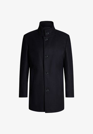 Ciemnoniebieski płaszcz wełniany z wysokim kołnierzem, przednim zapięciem na guziki i dwoma bocznymi kieszeniami. Gładka faktura z czystymi liniami i dopasowaną sylwetką.