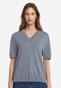 Grå kortärmad v-krage tröja gjord av lättstickad tyg. Har ribbade ärmslut och fåll, med en avslappnad passform.