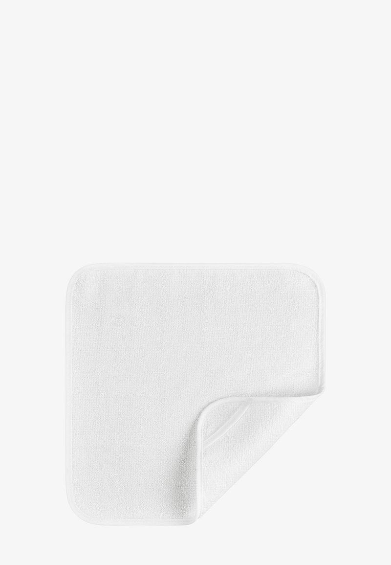Biała ręcznik frotte o miękkiej fakturze. Kwadratowy kształt z zaokrąglonymi rogami i wykończeniem w postaci złożonego rogu, z obszytymi krawędziami.