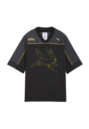 Sort og grå kortærmet sportstrøje med gule kanter, Puma- og Pokémon-logoer samt en gul kontur af den springende Umbreon-figur på forsiden.