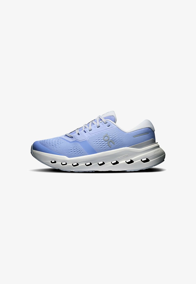 Chaussure de course bleu clair avec semelle blanche dotée d'un amorti creux et de lacets, conçue pour la respirabilité et le confort.