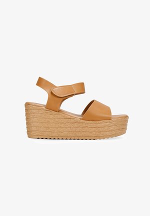 Braune Leder Wedgesandaletten mit texturiertem Korksohle, offenem Zehendesign und verstellbarem Knöchelriemen. Schlichte, moderne Silhouette.