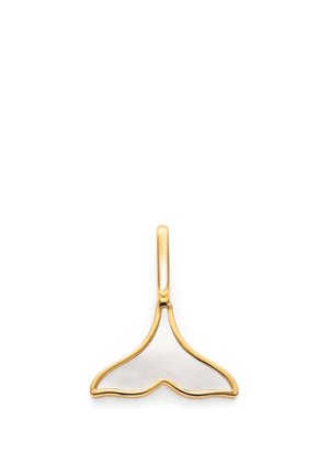 Colgante de oro con forma de cola de ballena, con bordes lisos y un aro en la parte superior para sujetarlo a un collar.