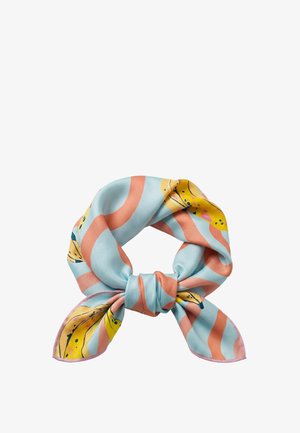 Zijden sjaal met knoop, met brede blauwe en perzikkleurige strepen, met gele bloemaccenten en zwarte stippenpatronen op een witte achtergrond.