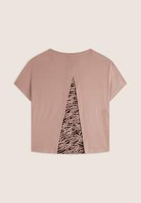 T-shirt rose à manches courtes avec une fente dans le dos révélant un tissu à imprimé animal noir et beige en dessous. Texture lisse, coupe décontractée.