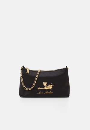 Clutch bag in raso nero con tracolla in oro, caratterizzato da un emblema dorato di un personaggio che tiene un cuore e il testo "Love Moschino."