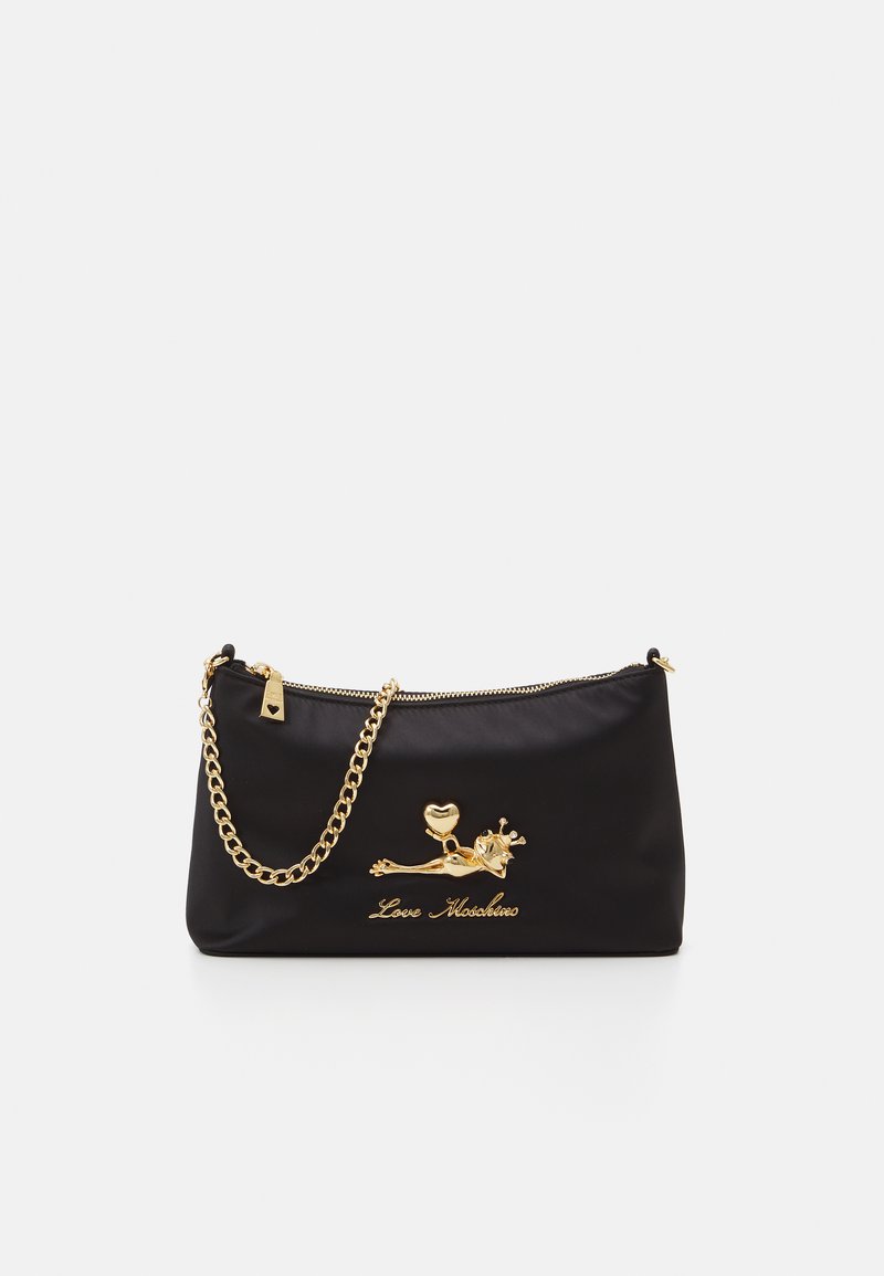 Clutch bag in raso nero con tracolla in oro, caratterizzato da un emblema dorato di un personaggio che tiene un cuore e il testo "Love Moschino."