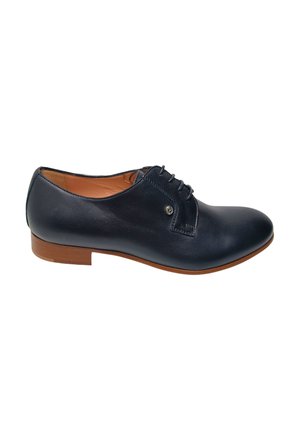 Scarpa elegante in pelle nera con suola marrone, stringhe anteriori e tacco basso, mostrata di profilo su sfondo bianco.