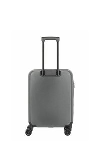 Valise rigide grise avec une poignée télescopique noire télescopique et quatre roues pivotantes noires sur fond blanc.