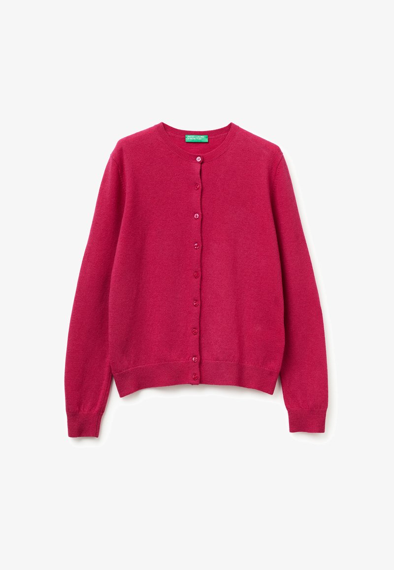Fuchsiový pletený kardigan s kulatým výstřihem, zapínáním na knoflíky, dlouhými rukávy a žebrovaným lemem. Obsahuje odpovídající knoflíky na přední straně.