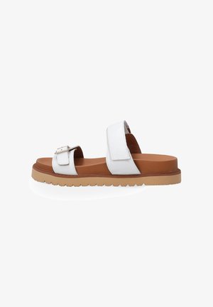 Sandales glissantes blanches en cuir avec deux larges brides, un accent en boucle carrée et une semelle en caoutchouc brun avec un motif texturé et cannelé.