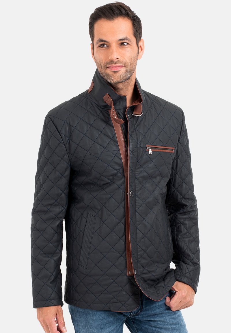 Gestepptes schwarzes Jacket mit braunen Lederakzenten; bietet einen hohen Kragen, Druckknopfverschlüsse und eine Reißverschlusstasche auf der Brust, entworfen mit einer modernen Passform.