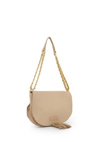 Beige læder skuldertaske med en buet form, guld kædestrop og frynse detalje. Glat tekstur med minimal branding på forsiden.