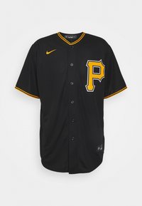 Maglietta da baseball nera con bottoni, bordata di giallo, con una grande "P" gialla sul petto e un logo Nike giallo sul lato destro.