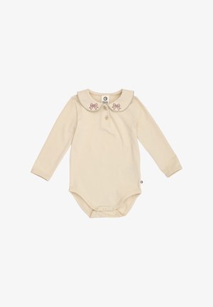 Babydragt med lange ærmer i cremefarve med en Peter Pan-krave med to små broderede lyserøde sløjfer og knapdetaljer foran.
