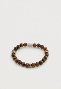 Βραχιόλι από χάντρες καφέ μάτι της τίγρης με ασημί λεπτομέρειες. Διαθέτει στρογγυλές πέτρες και λογότυπο σε μια κεντρική μεταλλική γοητεία.