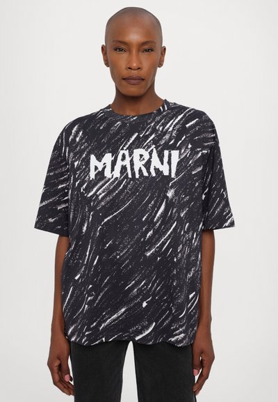 Mustra musta T-särk valge abstraktse mustriga, millel on brändinimi "MARNI" paksude tähtedega. Lühikesed varrukad ja ümmargune kaelus.
