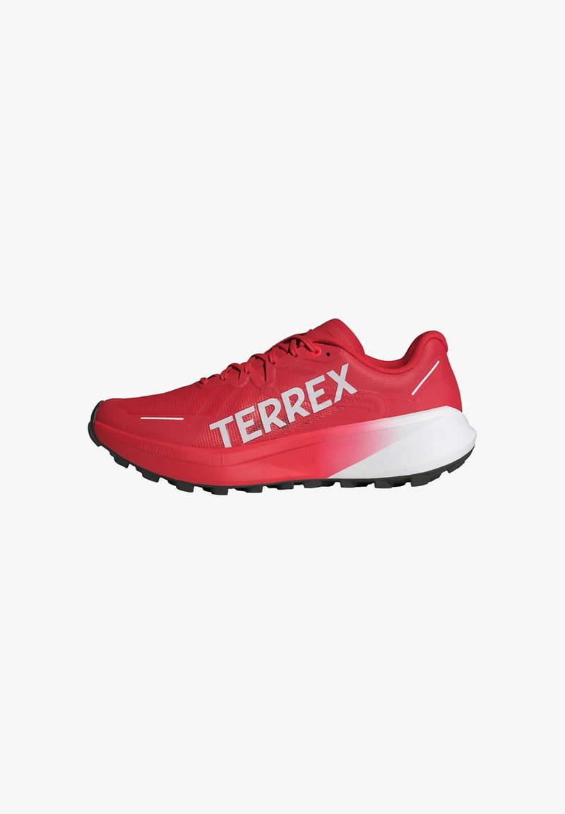 Chaussure de course athlétique rouge avec semelle noire, intermédiaire blanche en dégradé et marquage "TERREX" sur le côté.