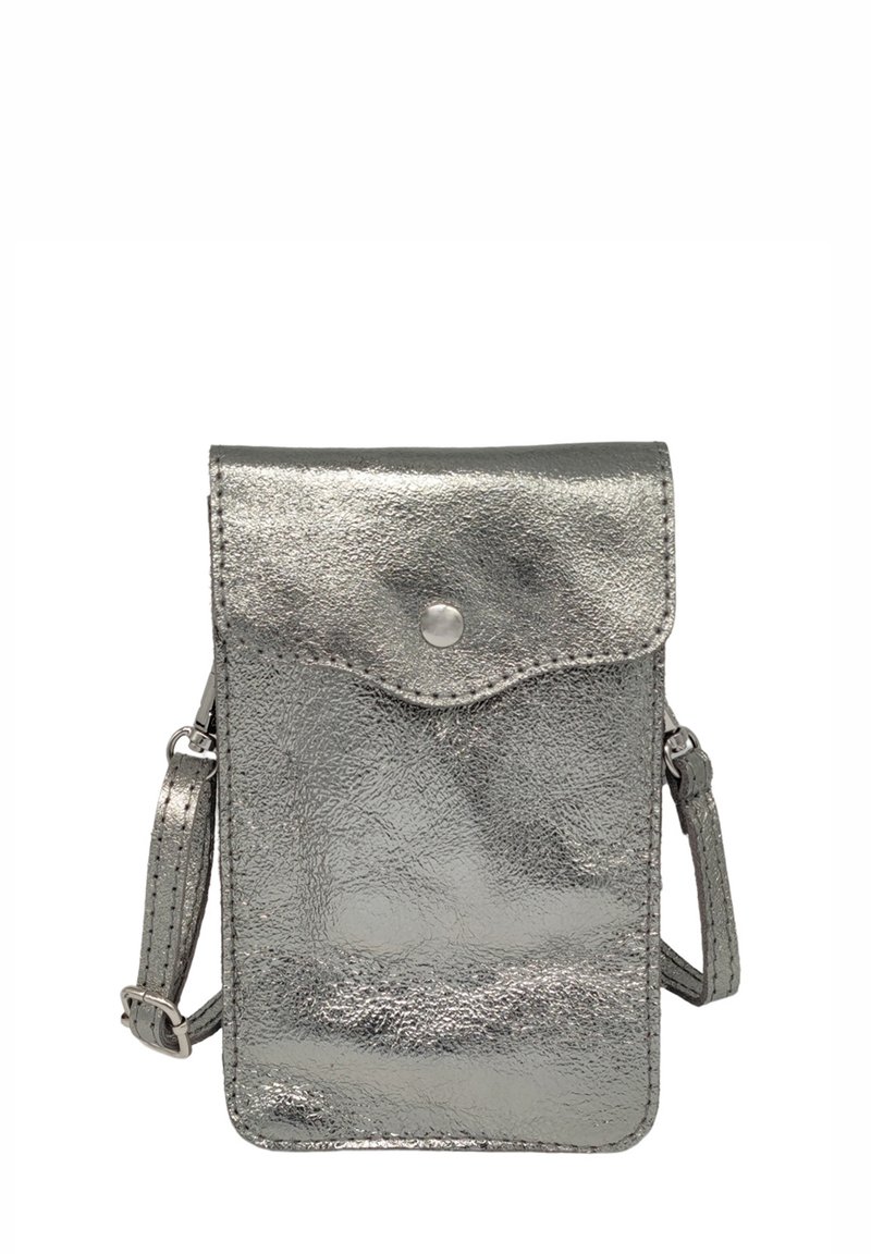 Pochette de téléphone en métal argenté fabriquée en cuir synthétique texturé, équipée d'une fermeture à pression et d'une sangle réglable pour un porté en bandoulière.