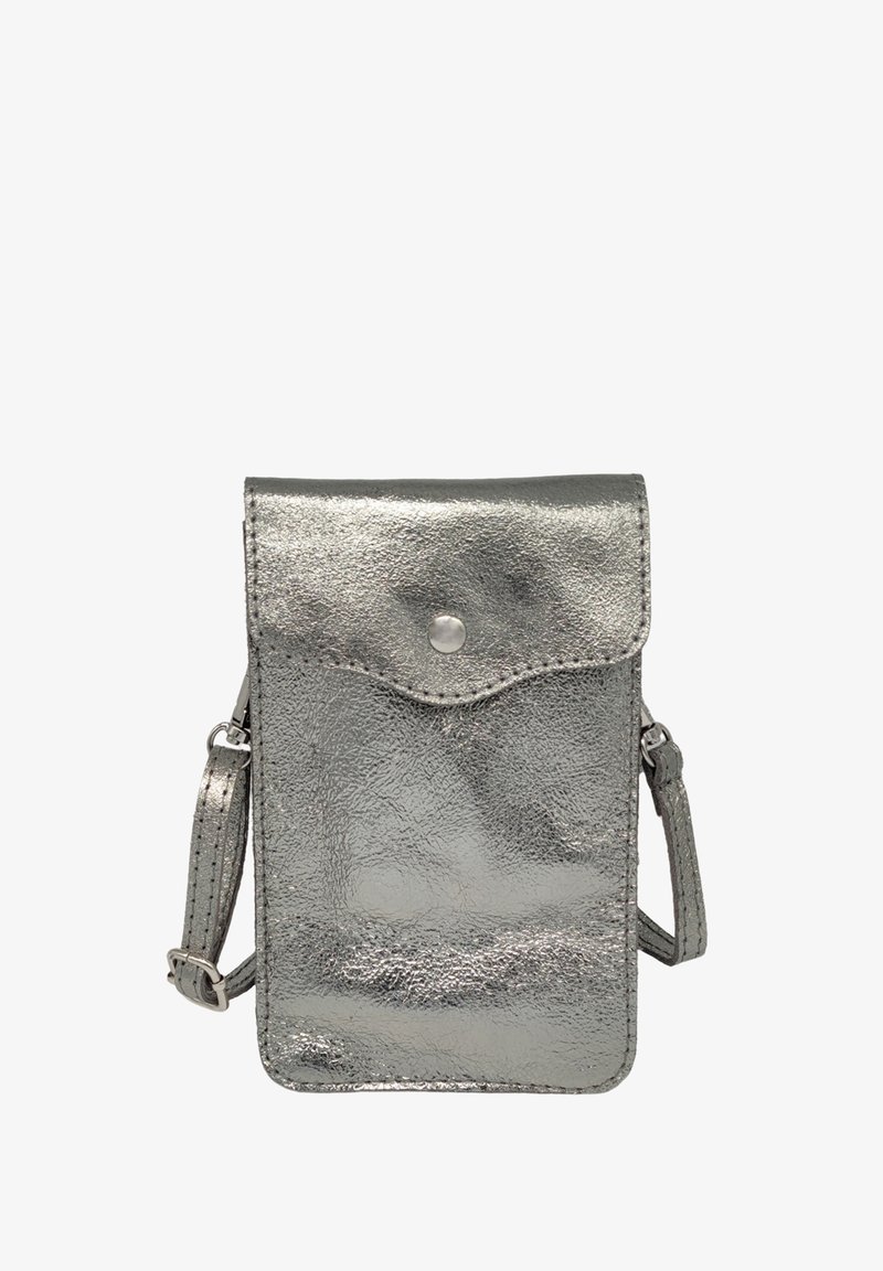 Pochette de téléphone en métal argenté fabriquée en cuir synthétique texturé, équipée d'une fermeture à pression et d'une sangle réglable pour un porté en bandoulière.