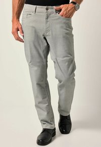 Ljust grå byxor tillverkade av texturerad tyg, med en klassisk passform, femficksdesign och knäppning.