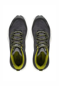 Černé trailové běžecké boty s šedými akcenty, strukturovaný síťovaný svršek, žluté tkaničky a bílá gumová podrážka. "TRAIL RUNNING" vytištěno uvnitř.