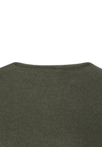 Dunkelgrüner, gerippter Pullover mit Rundhalsausschnitt, der über eine weiche Textur und eine glatte Oberfläche verfügt. Die Verarbeitung zeigt Liebe zum Detail.