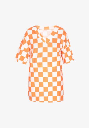 Top a maniche corte bianco e arancione a quadrettoni con scollatura a V. Realizzato in tessuto morbido, presenta una vestibilità rilassata con spalle cadenti.