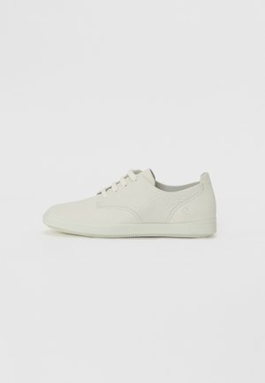 Hellbeige Schuhe aus strukturiertem Leder mit einer glatten, abgerundeten Zehe, fünf Ösen und einer flexiblen Gummisohle. Einfache Nahtakzente.