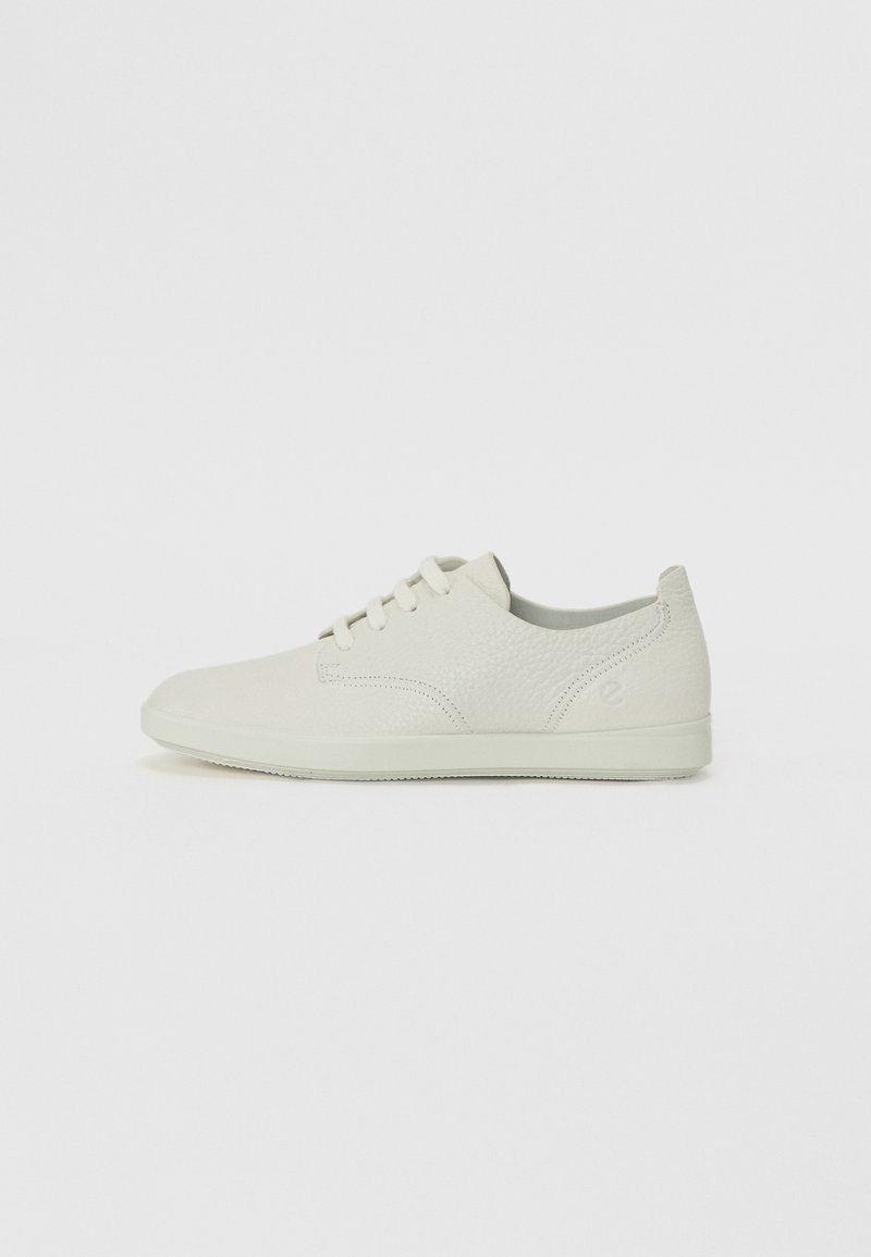 Sapatos bege claro feitos de couro texturizado, com bico arredondado e liso, cinco ilhós e uma sola de borracha flexível. Acentos de costura simples.