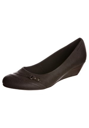 Dunkelbraune Keilschuhe aus strukturiertem Leder mit plissierten Details und zwei dekorativen Metallknöpfen an der Vorderseite.