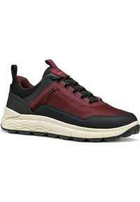 Sneaker sportivo a basso profilo con tomaia in mesh bordeaux, sovrapposizioni sintetiche nere, lacci neri e suola in gomma bianca spessa.