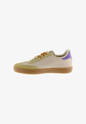 Sneaker met beige synthetische bovenkant, groene suède accenten, oranje veters, paarse hiel en een zool van gumrubber. Laag model met een afgeronde neus.