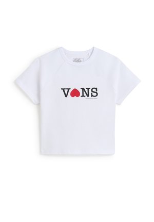 Camiseta corta blanca hecha de algodón. Presenta el logo negro de "VANS" con un ícono de corazón rojo en la parte frontal. Mangas cortas tipo raglán, escote sencillo.