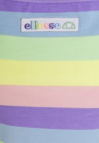 Tissu avec des rayures horizontales pastel en violet, bleu, vert, jaune et rose, avec un petit patch blanc avec un texte "ellesse" multicolore.