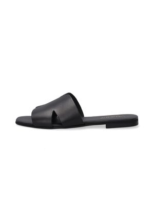 Sort lædersandal med åben tå, der har en krydset rem for støtte og en flad sål. Glat tekstur og minimalistisk design.