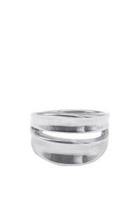 Anello multi-band in argento con superficie liscia e leggermente testurizzata, caratterizzato da linee curve e un design aperto che consente la riflessione della luce.